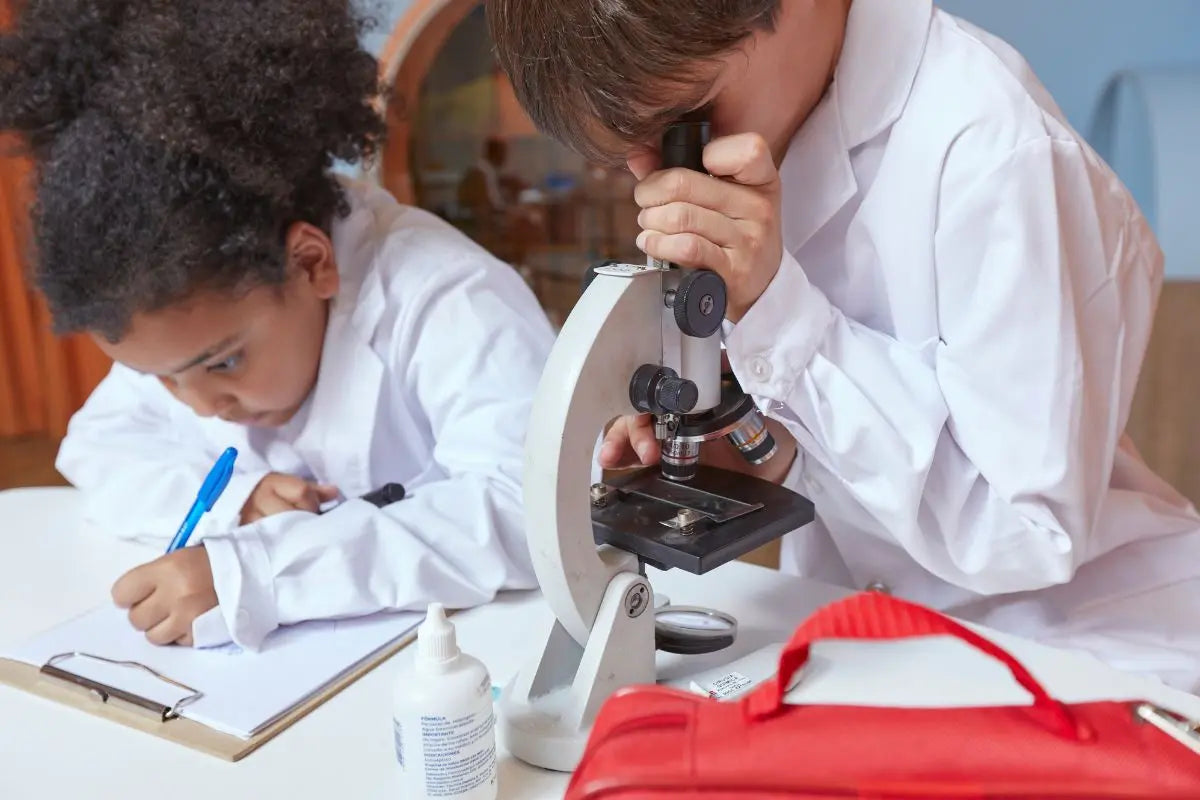 Microscope-Enfant-Le-Guide-Complet-pour-Bien-Choisir-en-2025 BBChoupette