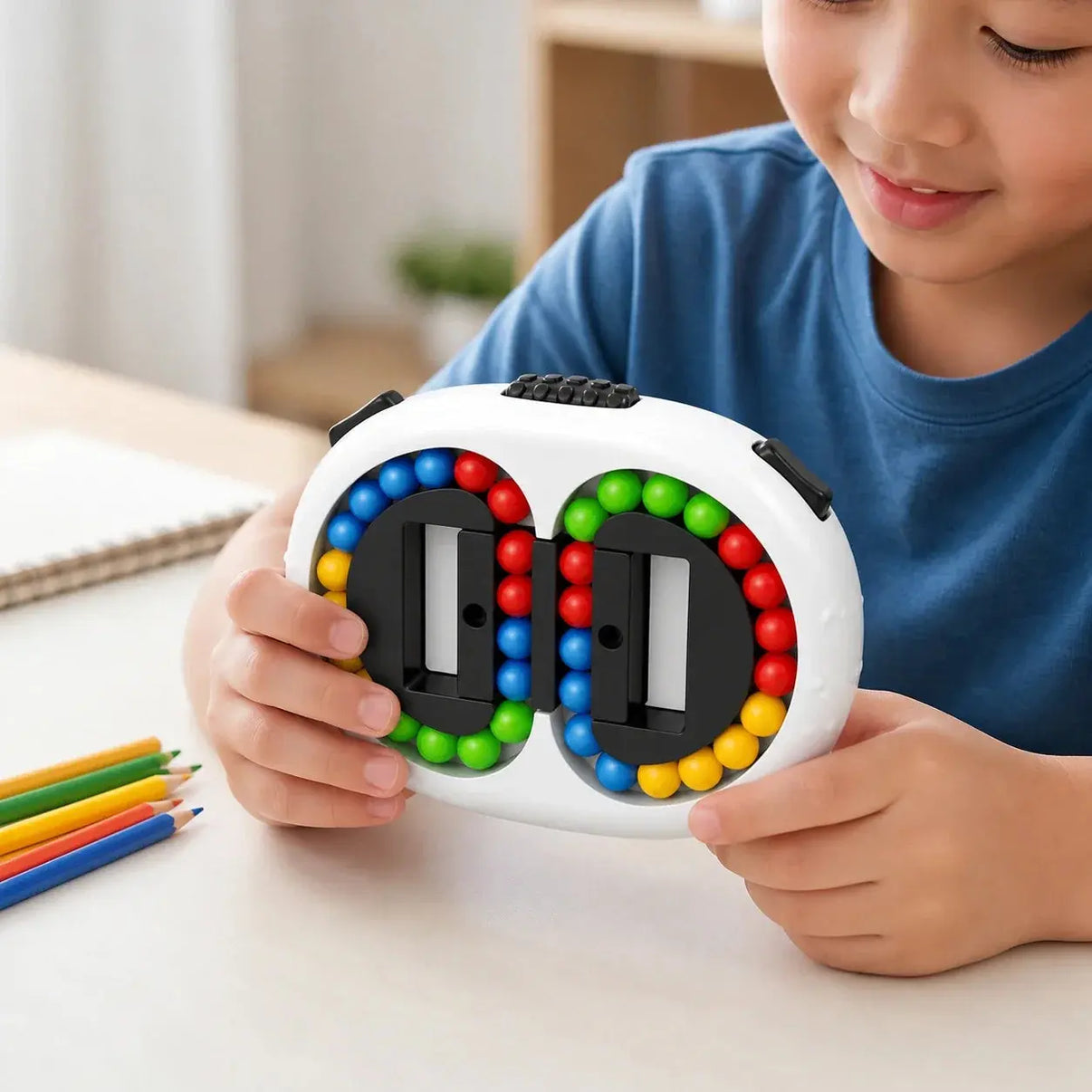 Casse-tête de poche blanc, enfant qui joue avec le jeu de logique