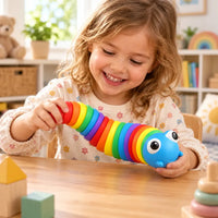 Enfant jouant avec la chenille sensorielle arc-en-ciel
