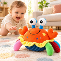 Bébé suivant le crabe musical interactif dans le salon