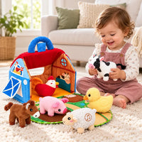 Enfant jouant avec la ferme sensorielle en peluche et ses six animaux