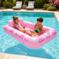 Deux enfants riant sur matelas gonflable XXL rose piscine jardin été
