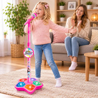 enfant qui chante avec un micro sur pied rose et gagne confiance