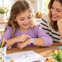 Enfant apprenant à lire l'heure avec une montre analogique colorée