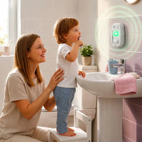 Mère souriante accompagnant bébé se brossant les dents avec minuteur LED allumé