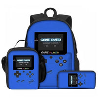 Jeune garçon portant un sac à dos scolaire gamer au design console de jeu.