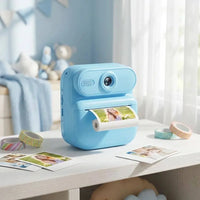 Appareil photo enfant bleu imprimant photo couleur sur bureau chambre décoration pastel